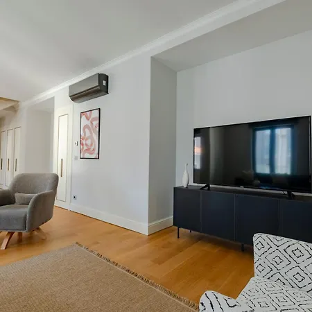Apartment 3-bedroom Spacious - - New Duplex With 2 Bathrooms *
