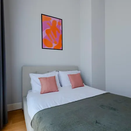 Apartment 3-bedroom Spacious - - New Duplex With 2 Bathrooms *