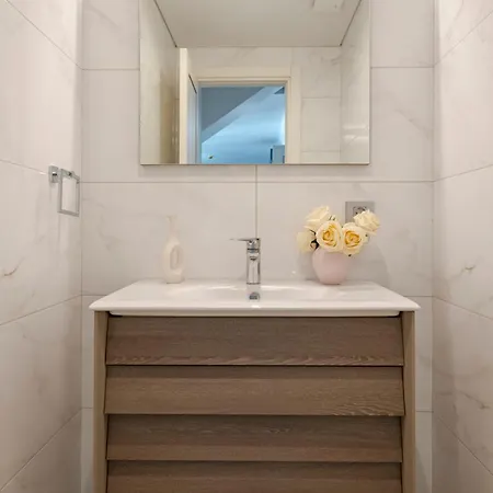 3-bedroom Spacious - - New Duplex With 2 Bathrooms *